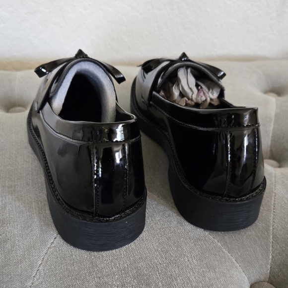 Cute, glossy black shoes - Picture 4 of 7